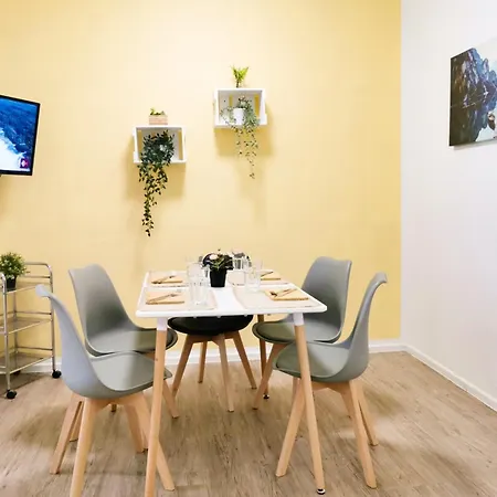 Apartment Mit Balkon In *